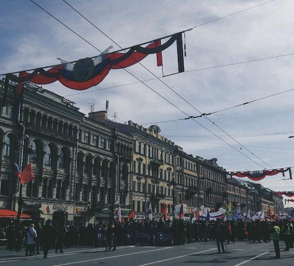 Первомайская колонная прошлась по Невскому проспекту: фото и видео