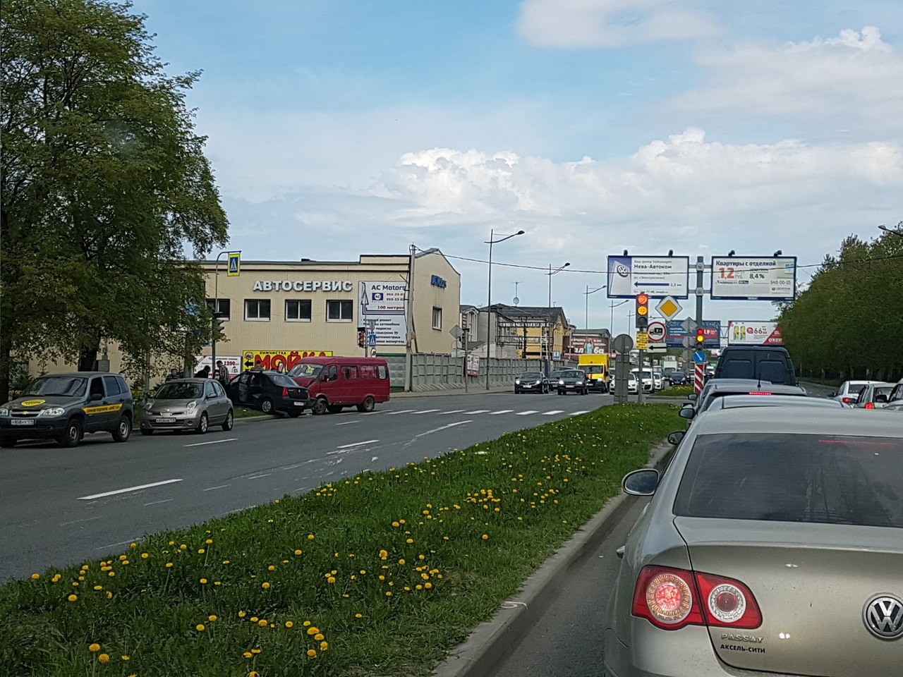 Женщину зажало в машине после столкновения с "Газелью" на Витебском 