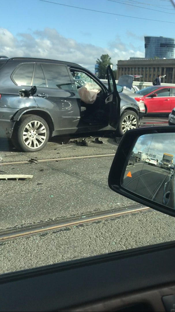 BMW спровоцировал массовую аварию на мосту Александра Невского: есть пострадавшие
