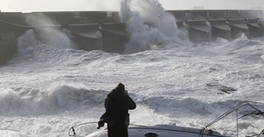 Удар стихии побережье Великобритании
