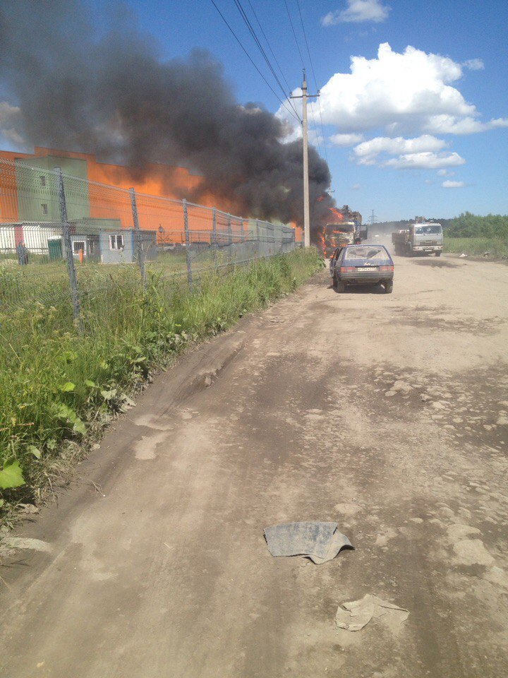 В Уткиной завод со взрывами сгорел КАМАЗ