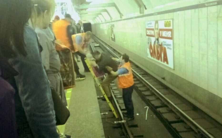Чкаловский человек. Люди на платформе метро. Метро СПБ упал на рельсы. Человек в метро упал на рельсы СПБ.