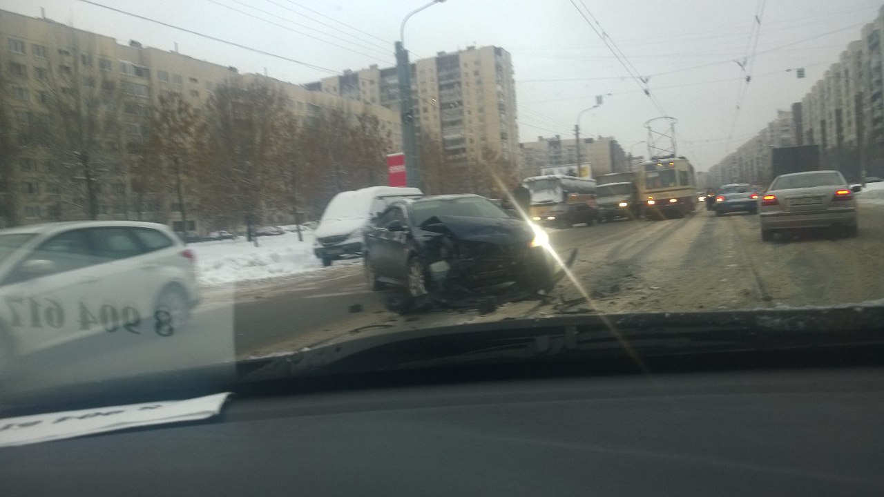 Грузовик и две легковушки серьезно помялись в аварии на Шлиссельбургском проспекте