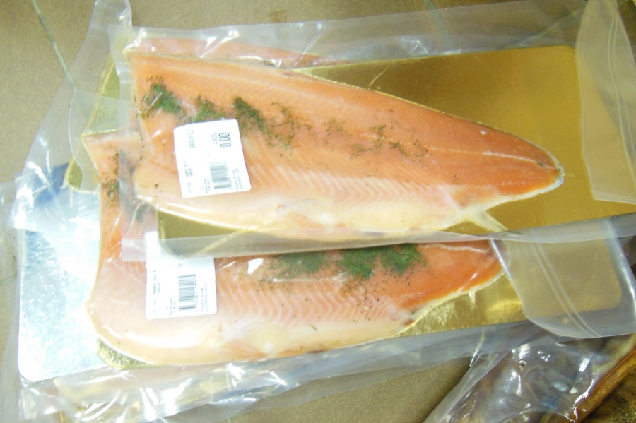 Более 75 килограммов сомнительной рыбы отобрали у петербуржцев на границе с Финляндией