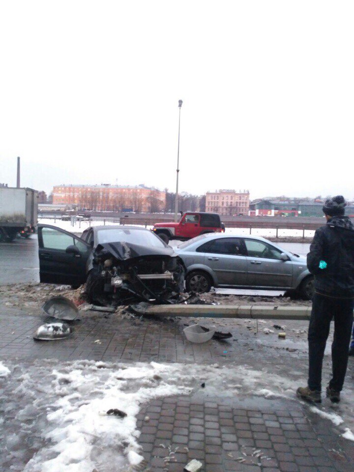 Петербургская авто леди уронила столб на иномарку