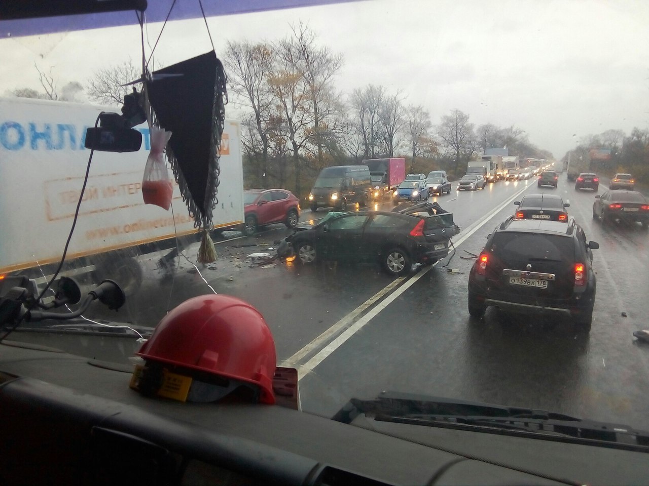 На Московсоком шоссе произошла страшная авария с участием фуры и легковушки 