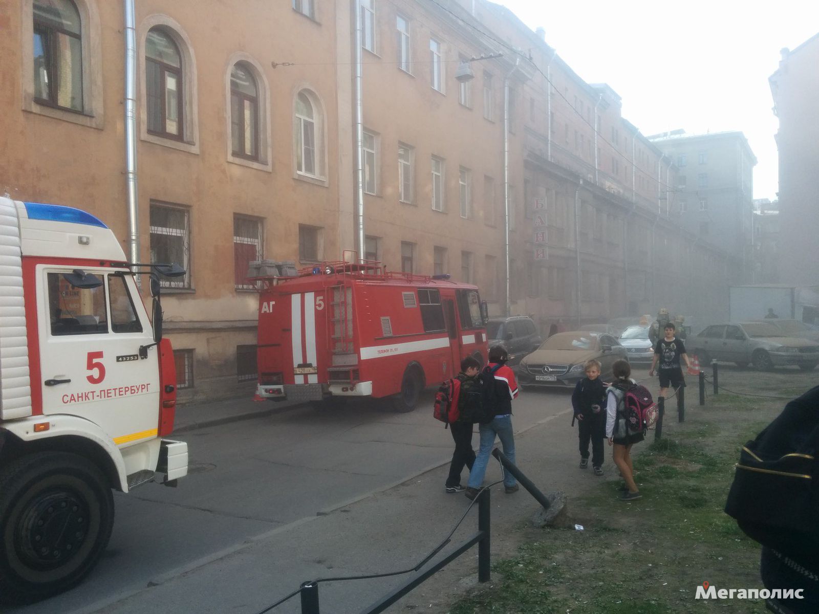 Обрушились перекрытия дома в Большом Казачьем: район заволокло пылью