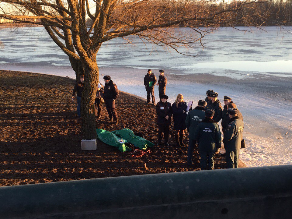 Водолазы нашли тела подростков, провалившихся под лед Ижорского пруда