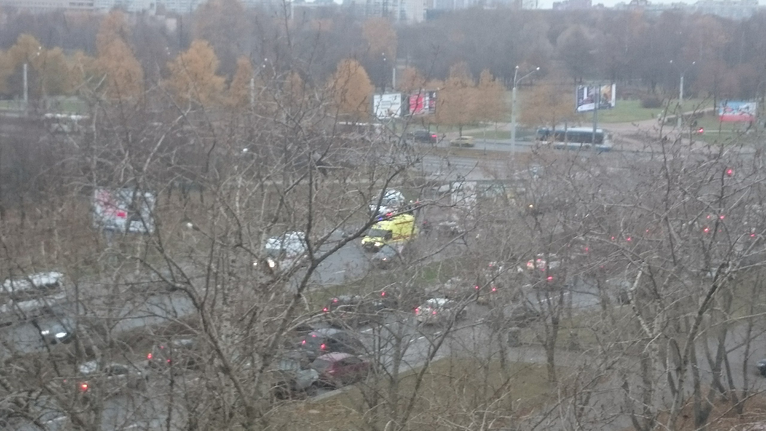 На проспекте Луначарского из-за гололеда перевернулась машина: есть пострадавшие
