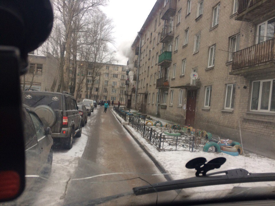 Человек по трубе вылез из горящей квартиры на Запорожской