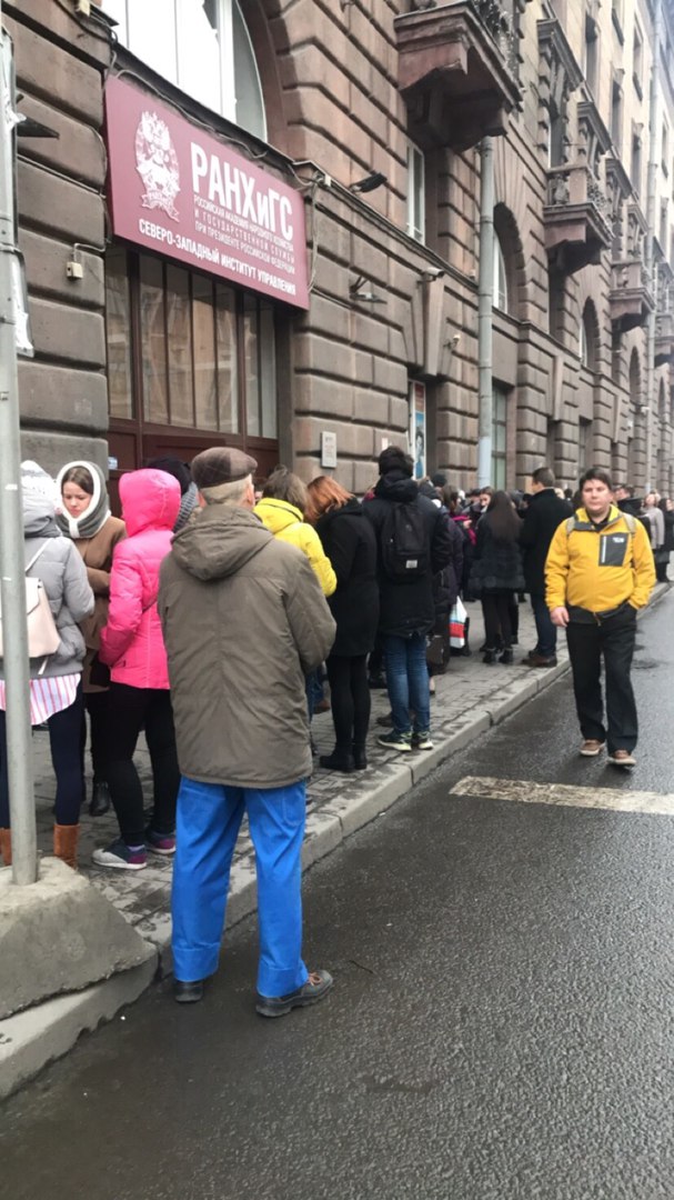 Вслед за школами в Петербурге эвакуируют ТРК и вуз