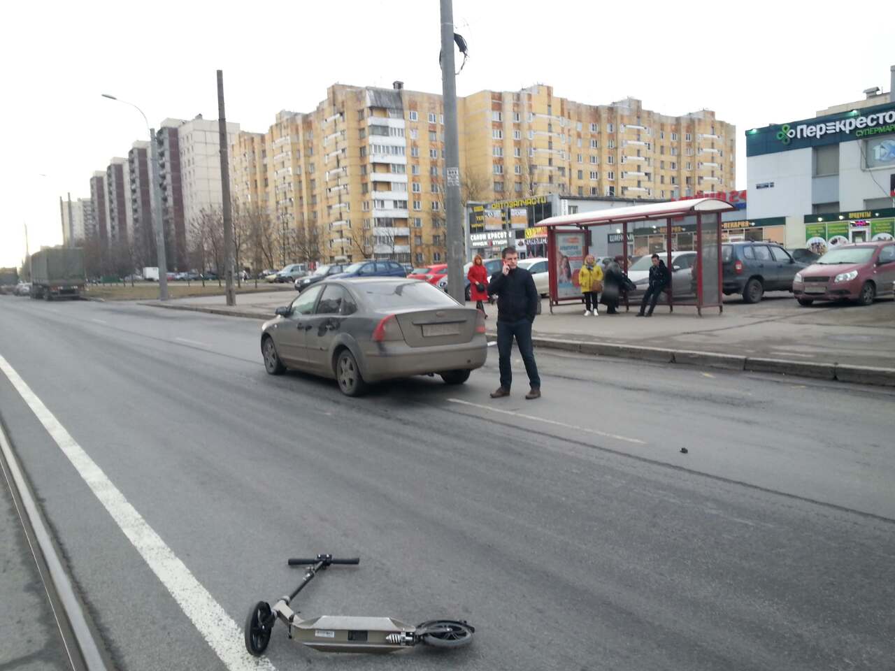 На Шлиссельбургском лихач сбил пешехода на самокате