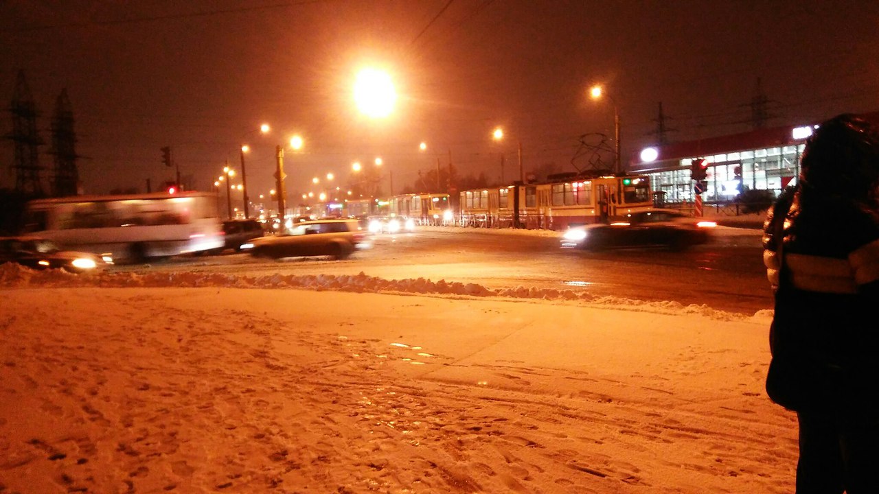 На Ириновском встали трамваи из-за смерти пассажира