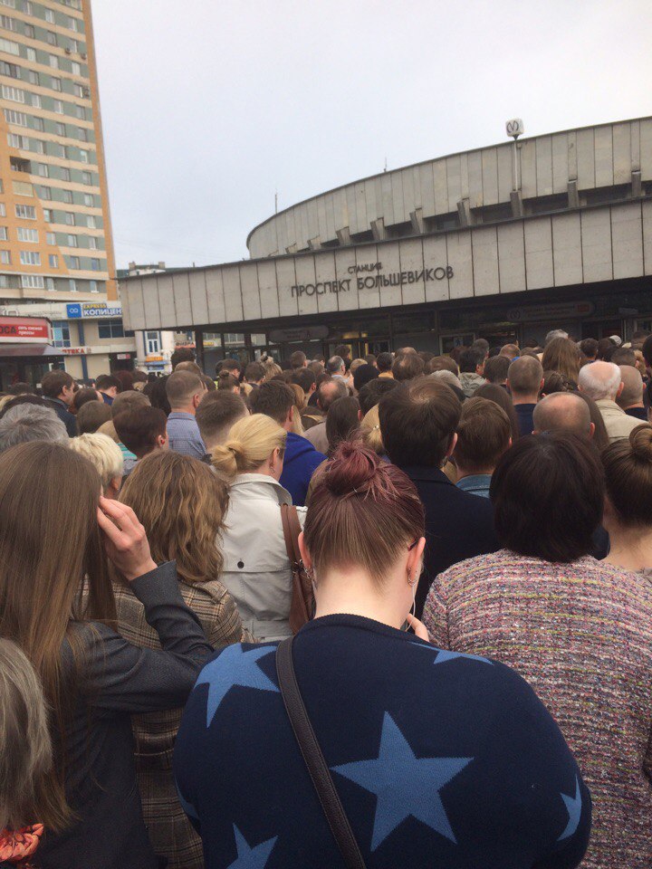 У входа в метро "Проспект Большевиков" давка из-за закрытых дверей