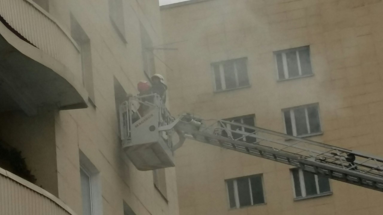 Пожарные спасли маму с малышкой из полыхающей квартиры на Руставели