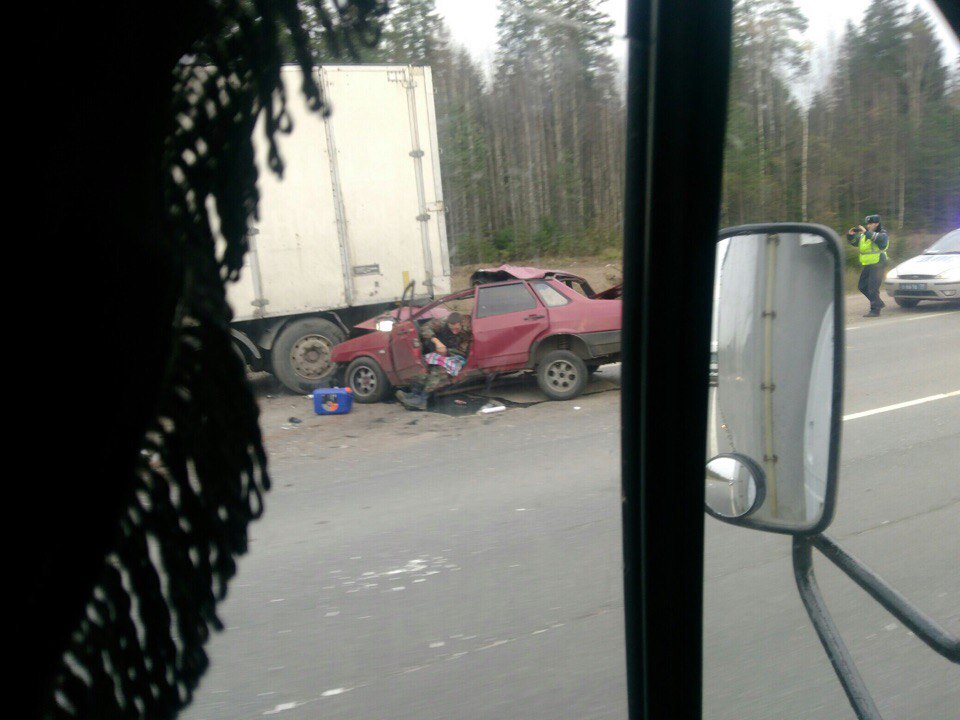Уснувший водитель смял "Жигули" об грузовик на "Скандинавии" и отделался травмами