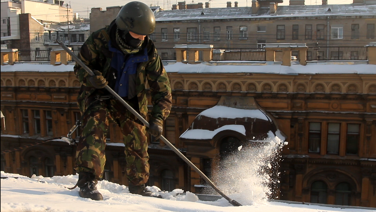 Коммунальщик убирает снег