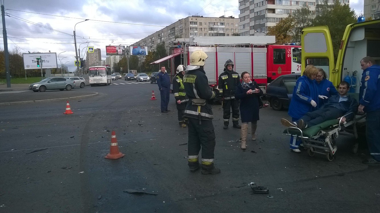 Жесткая авария на пересечении Луначарского и Светлановского: есть пострадавшие