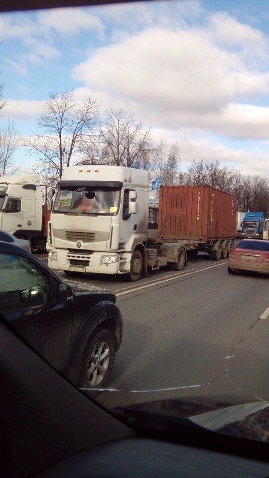 На Московском шоссе протестуют дальнобойщики