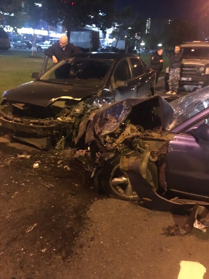 Две машины столкнулись ночью на Пражской: пострадавший разбил лобовое стекло головой