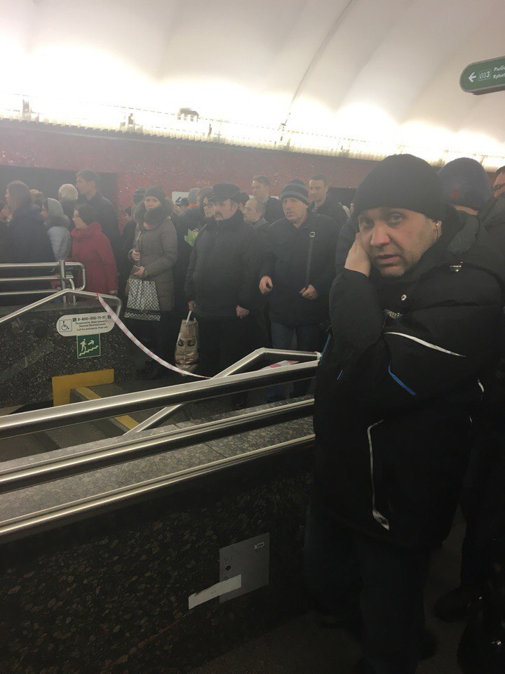 Очевидцы: на "Площади Восстания" и "Маяковской" ужасная давка