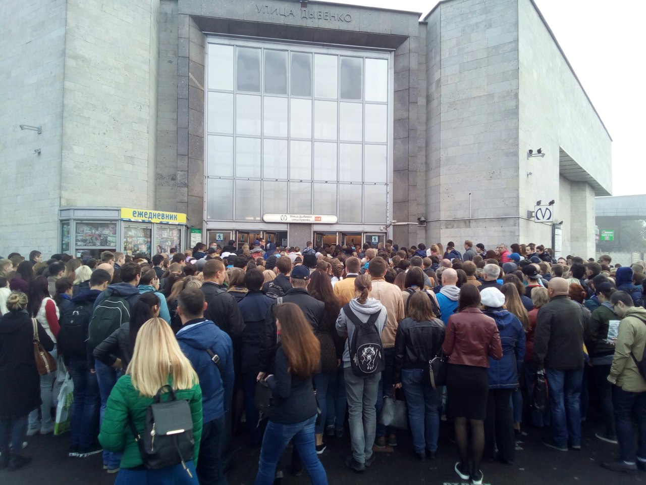 Очевидцы: у метро "Дыбенко" собралась большая очередь на вход