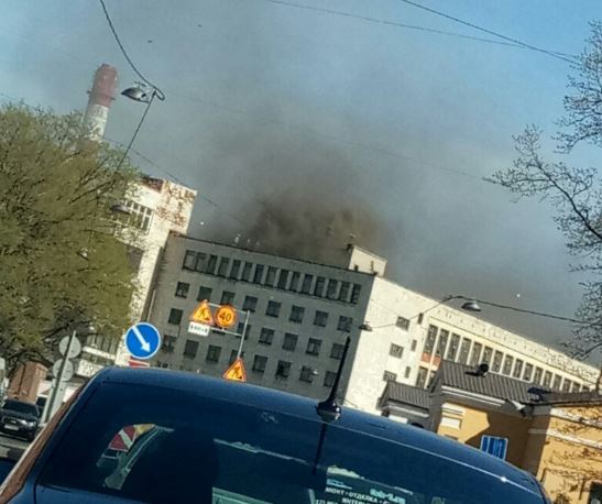 На Уральской горит крыша бывшего завода: фото и видео
