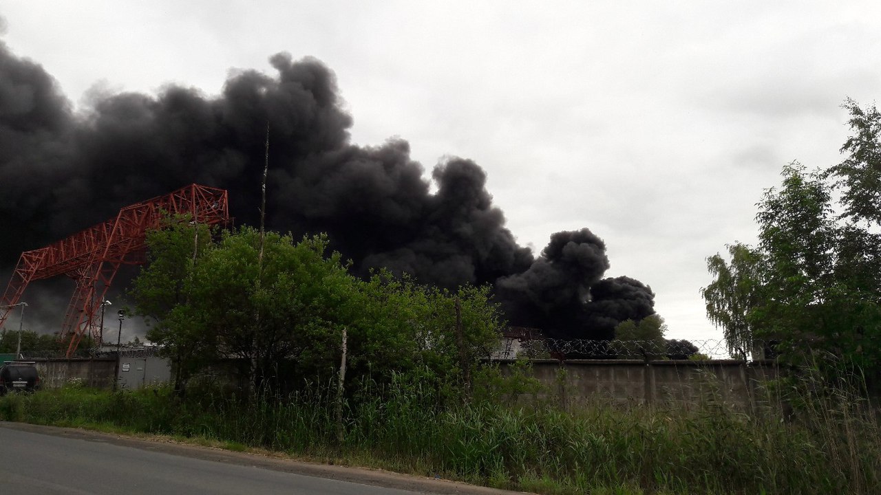 Два вертолета и пожарный поезд отправились тушить возгорание на лакокрасочном заводе