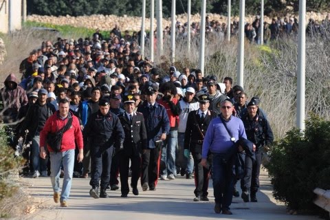 ЕС отказывается помогать Италии в борьбе с огромным потоком беженцев