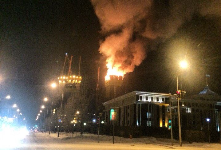 Ночной пожар небоскреба в Астане переполошил местных жителей