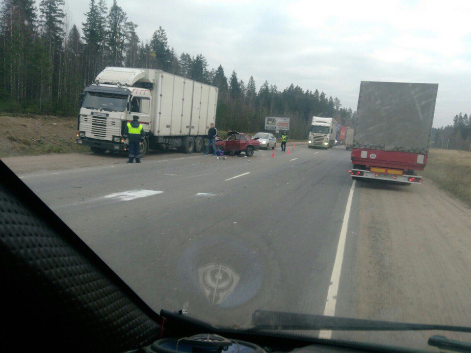 Уснувший водитель смял "Жигули" об грузовик на "Скандинавии" и отделался травмами