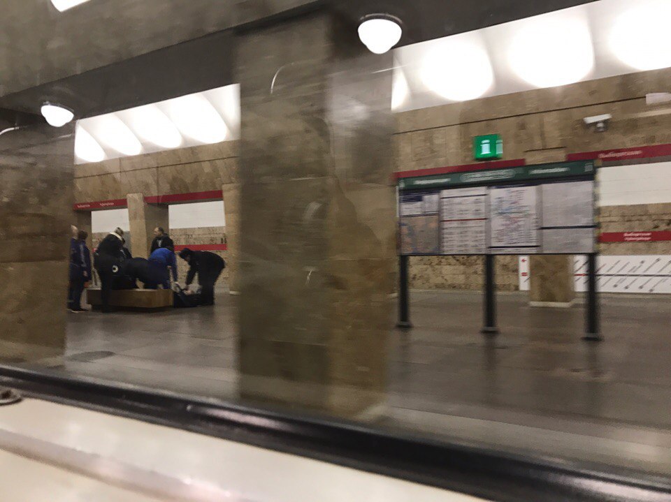 Мужчину нашли без сознания на станции метро "Выборгская"