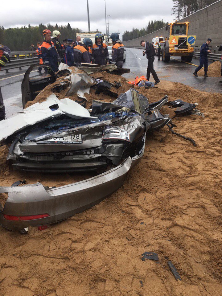 На ЗСД грузовик с песком раздавил легковушку: сообщается о погибших