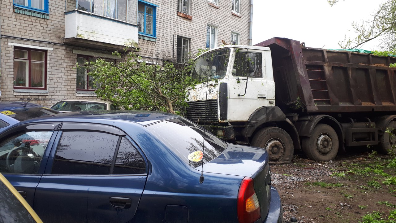 В Сертолово уснувший водитель грузовика смял несколько припаркованных машин