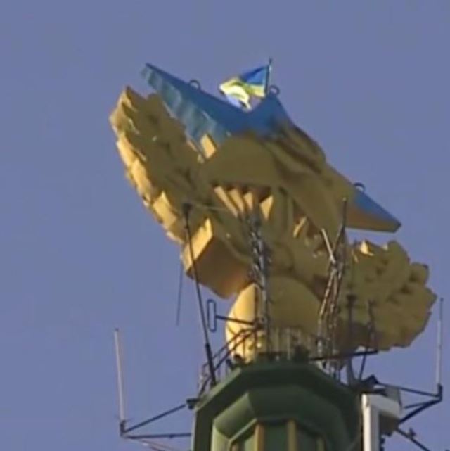 украинский флаг на высотке в москве