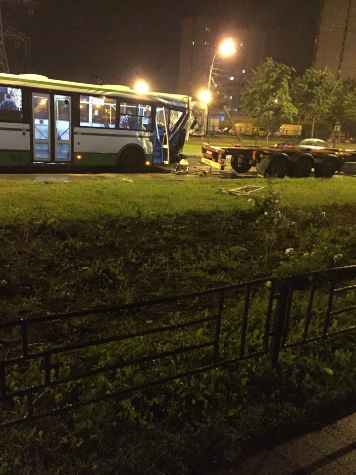 На Маршала Захарова автобус смялся после столкновения с припаркованным прицепом