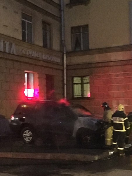 Очевидцы: на Кузнецовской подожгли иномарку