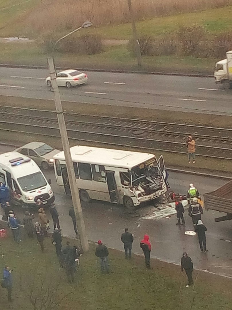 Видео: на Ириновском семь человек пострадали в ДТП с маршруткой и грузовиком