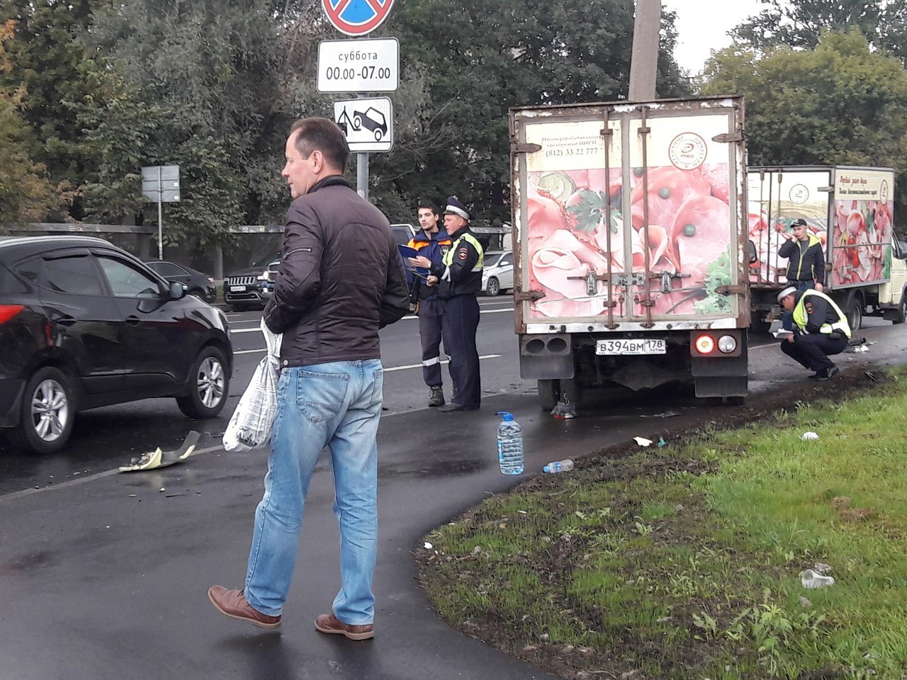 В результате столкновения на Уральской улице мужчине зажало ногу