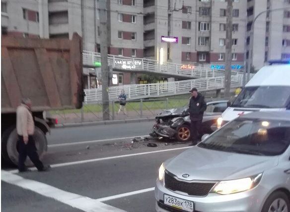 На проспекте Славы водитель Subaru погиб, протаранив КАМАЗ