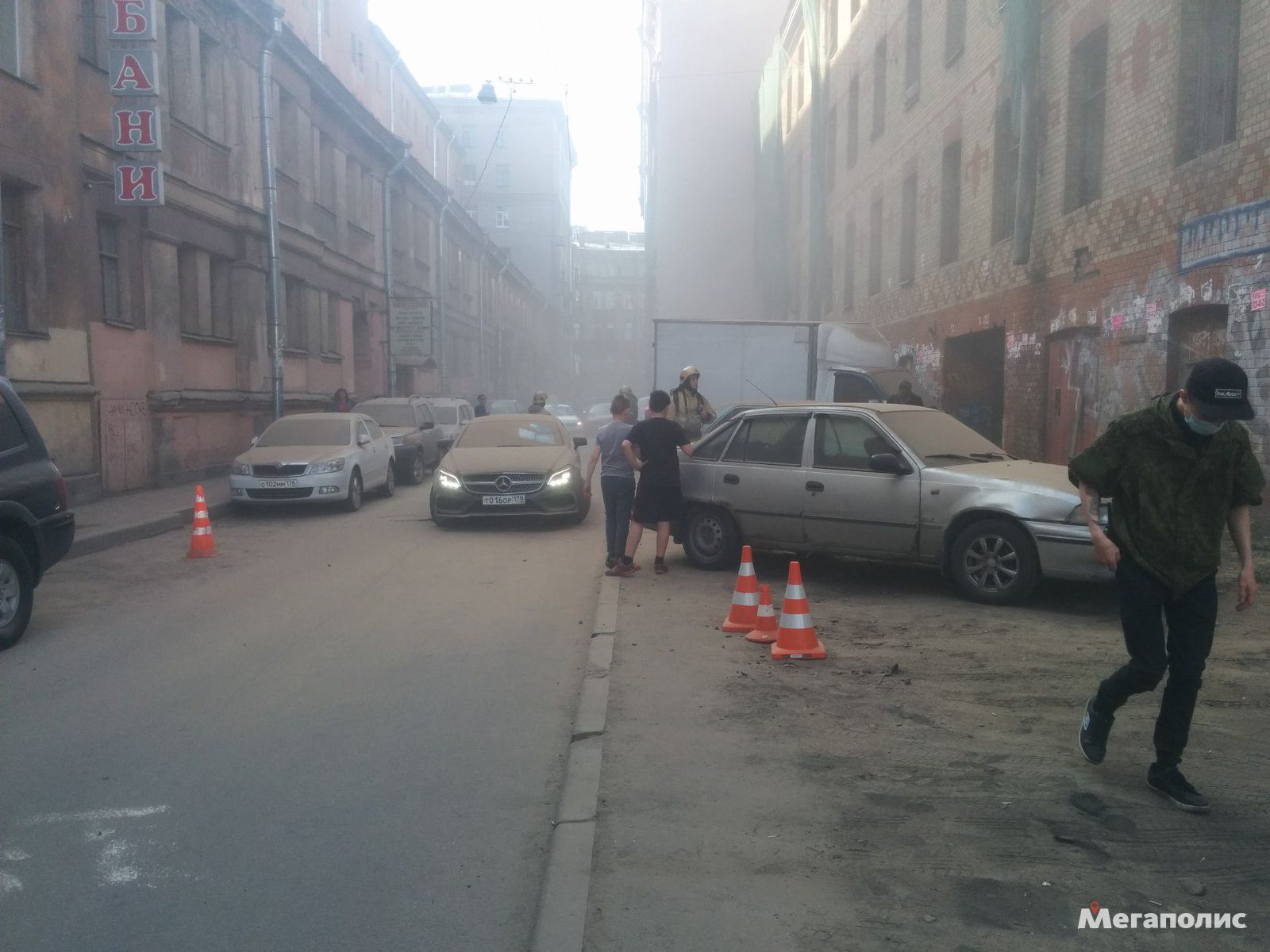 Обрушились перекрытия дома в Большом Казачьем: район заволокло пылью