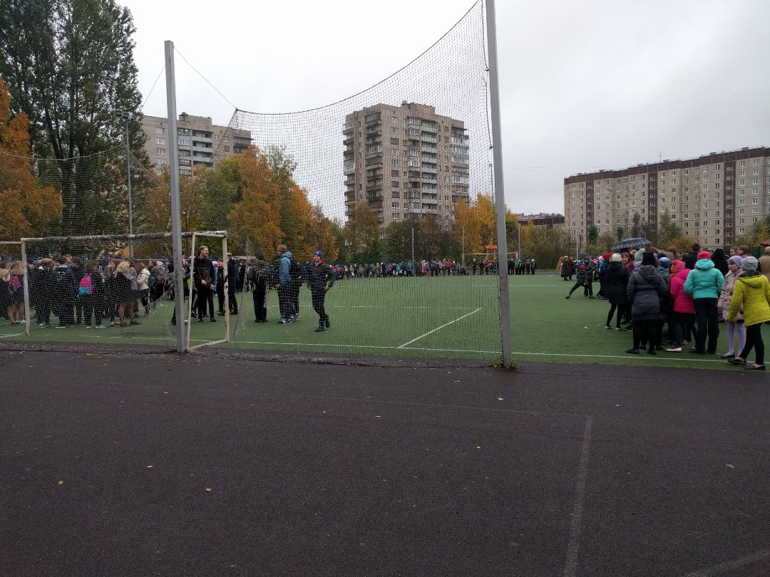 Гимназию в Невском районе эвакуируют из-за анонимного звонка