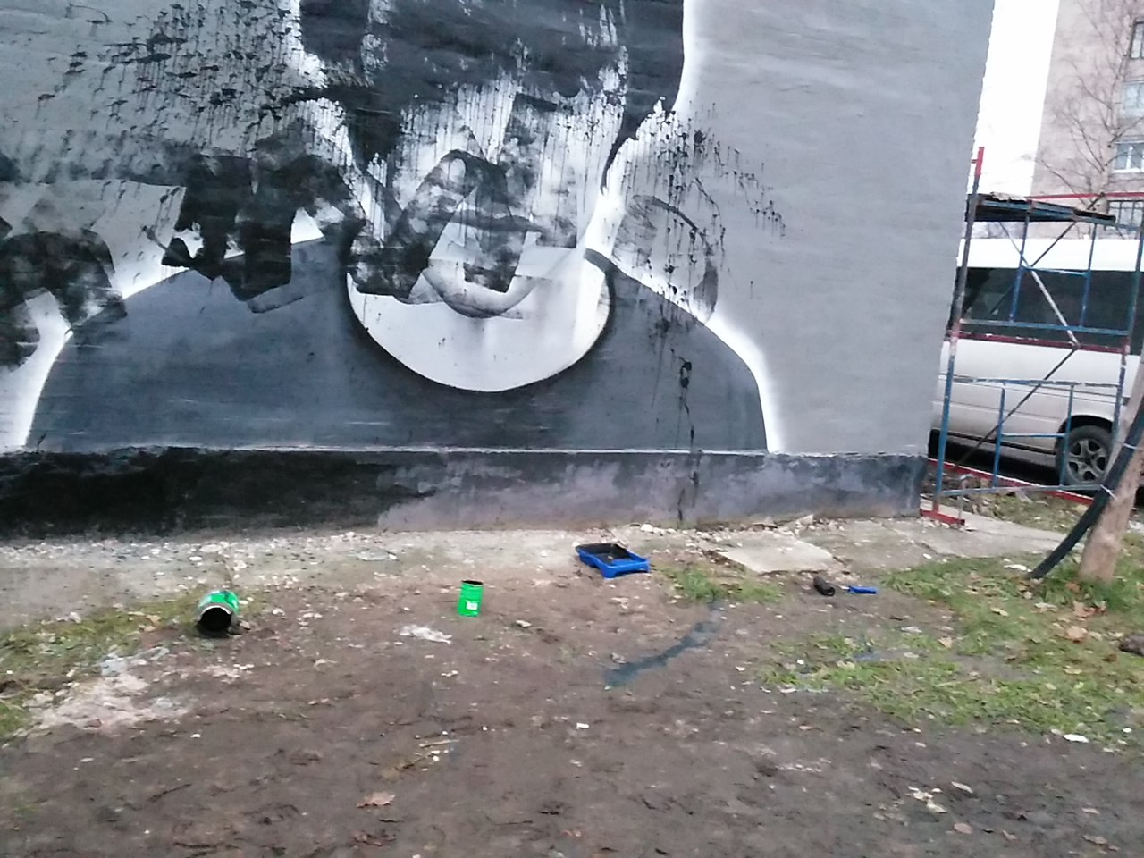 Вандалы с валиками испортили граффити с Моторолой и Нурбагандовым в Петербурге