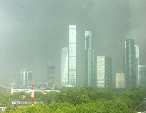Москву накрыл ливень с грозой и градом: фото и видео из социальных сетей