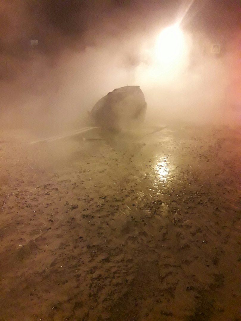 В Петербурге по вине коммунальщиков под землю провалился автомобиль 