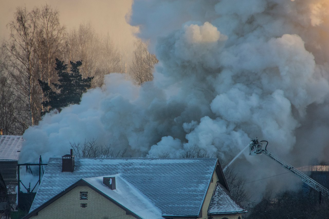 Появилось видео с места пожара деревянного дома в Коломягах