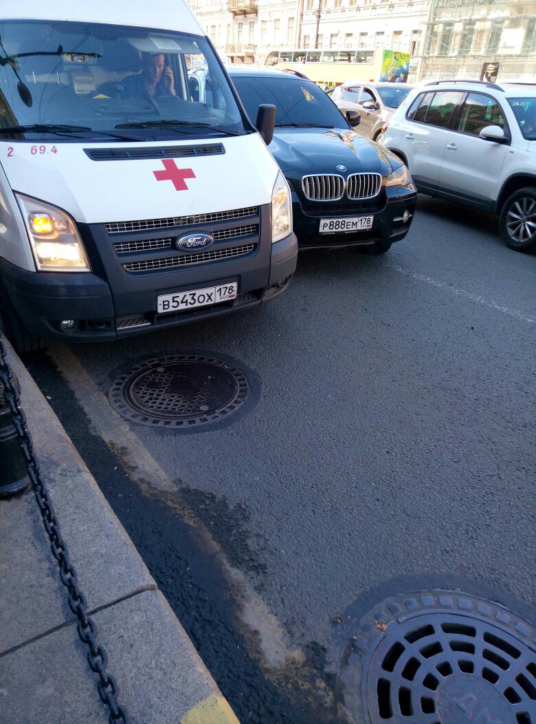 Машина завалилась на бок посреди Невского проспекта после ДТП