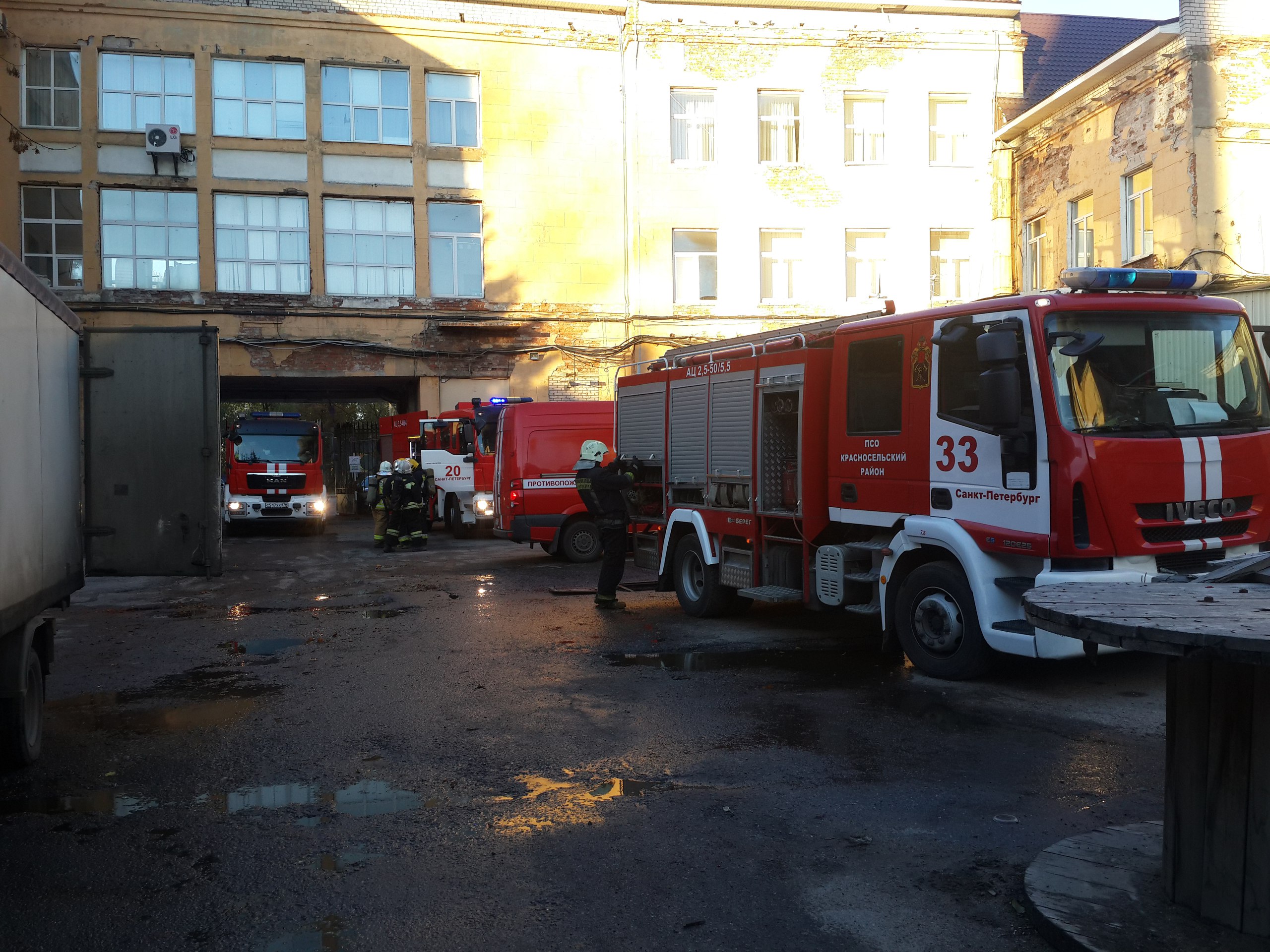 Сильный пожар на бумажной фабрике в Петербурге: огонь и дым виден издалека