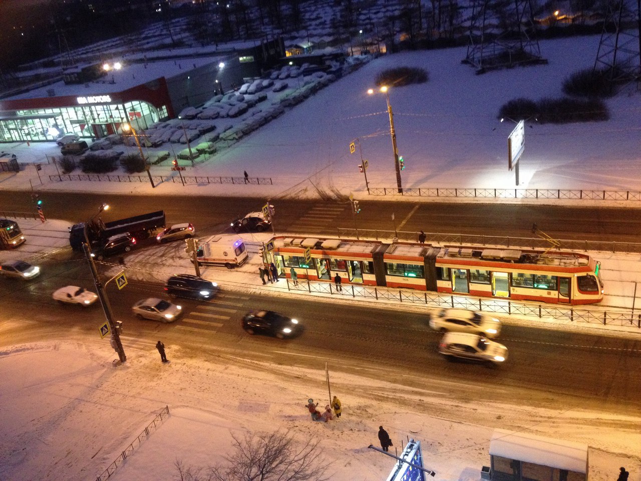 На Ириновском встали трамваи из-за смерти пассажира