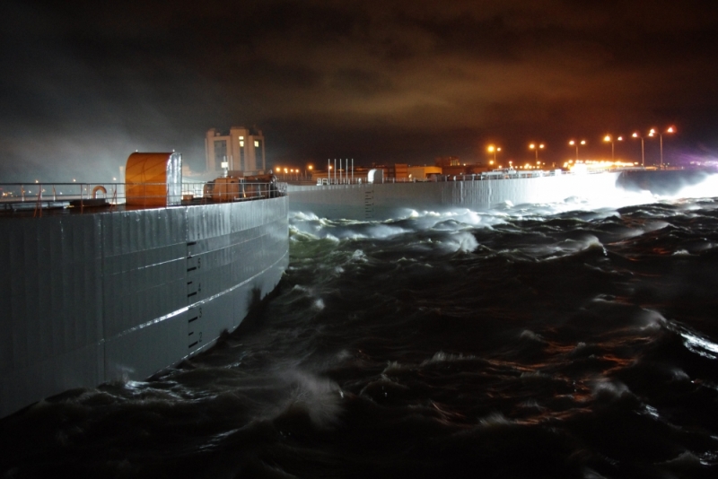 Ночью в Петербурге сильный ветер ломал деревья, а вода из Финского залива рвалась на улицы